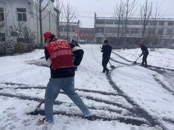 肥东响导乡团委组织青年志愿者清扫积雪.jpg