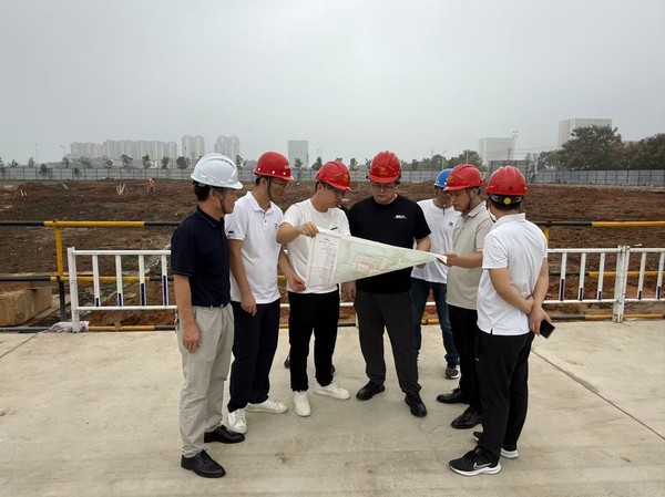 东部新城董事长实地调研公司建设项目