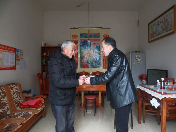 绩溪县新的社会阶层人士开展送亲情入村活动.png