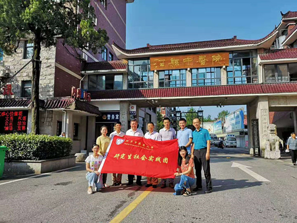 北京中医药大学博士研究生社会实践团来泾开展义诊和学术交流活动01