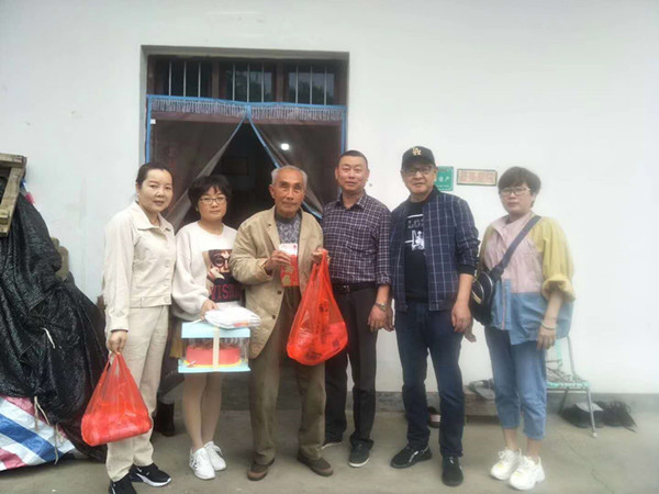 泾县关爱抗战老兵志愿者看望抗战老兵