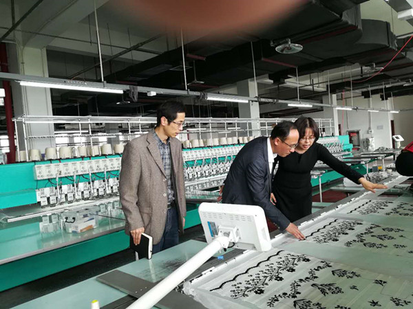 宋晓丹走访中瀛刺绣