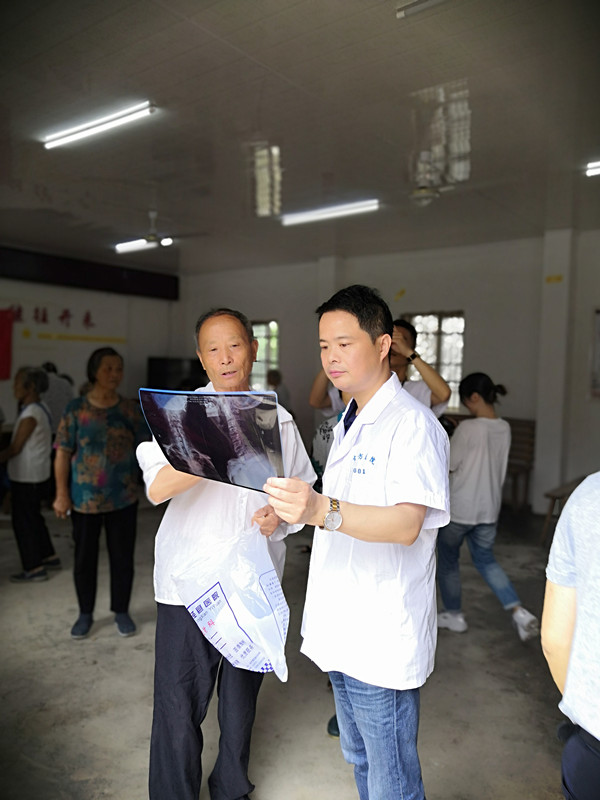 民革宣城市第七支部开展扶贫义诊活动02