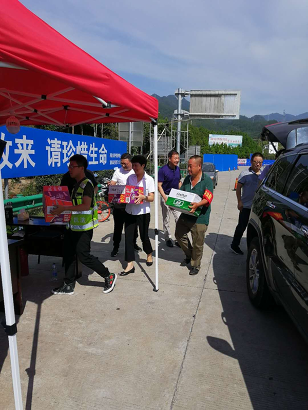 绩溪民营企业慰问坚守非洲猪瘟疫情防控一线工作人员