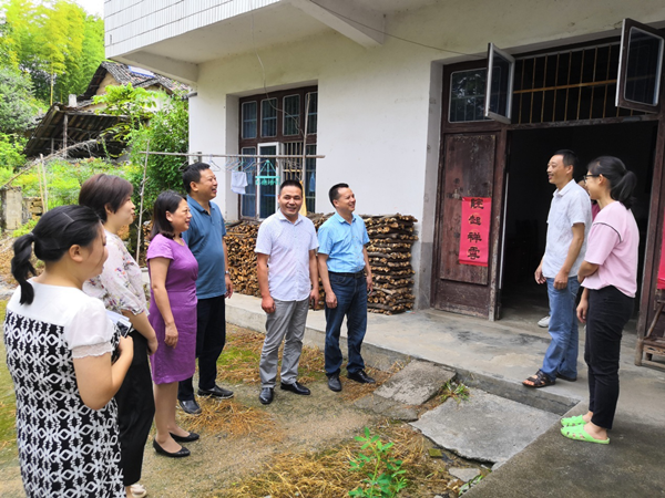 照片-广德县政企合力助贫困学子圆梦大学