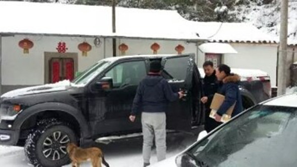 大雪封山，非公企业家送患者就医02