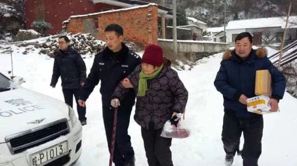 大雪封山，非公企业家送患者就医01