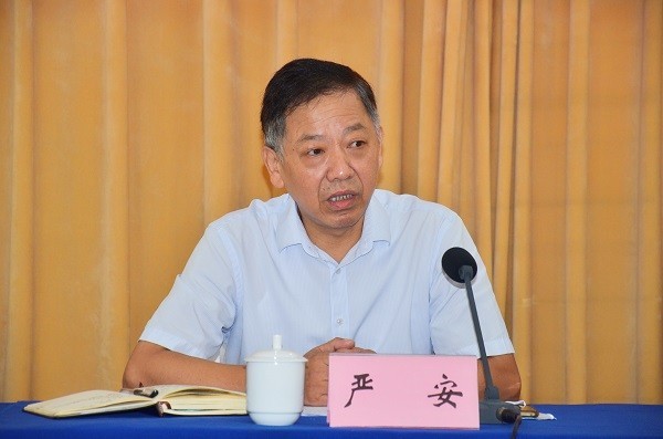 8.27 严部长单人.jpg