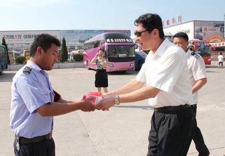 高温慰问到一（yī）线（xiàn）  缕缕清（qīng）凉舒人心