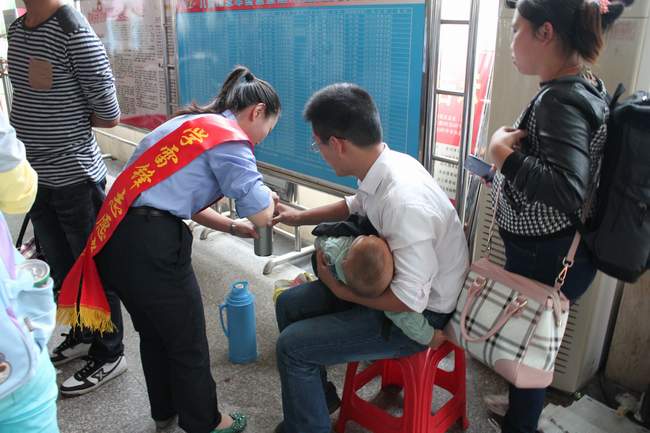 开展学雷锋志愿活动，积极推动创卫（wèi）工作（zuò）开展