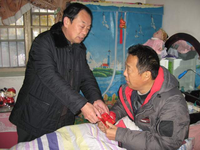 总公司工会主席高绪德一行看望客运南站困难职工张新三