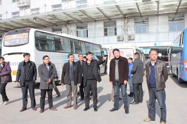 省交通厅副厅长罗宁一行来（lái）到客运南站检查指导春运工作
