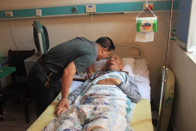 总（zǒng）公司积极开展七一走访（fǎng）慰问（wèn）老党（dǎng）员活（huó）动