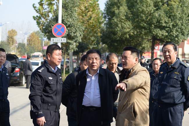 市交通运输局局长李卫东莅临我司客运站检查（chá）指导站场周边交通营运秩序集（jí）中整治工作