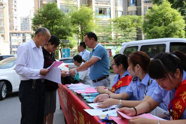 总（zǒng）公司组织党员进社区开展创建节水型（xíng）城市宣传活动（dòng）