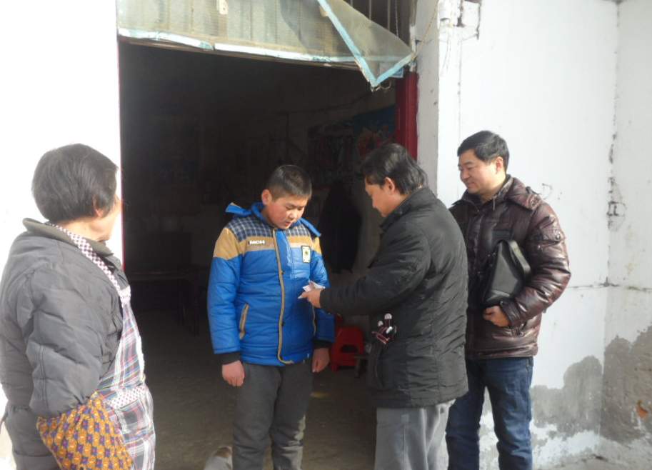 献爱心 节前慰问失亲儿童