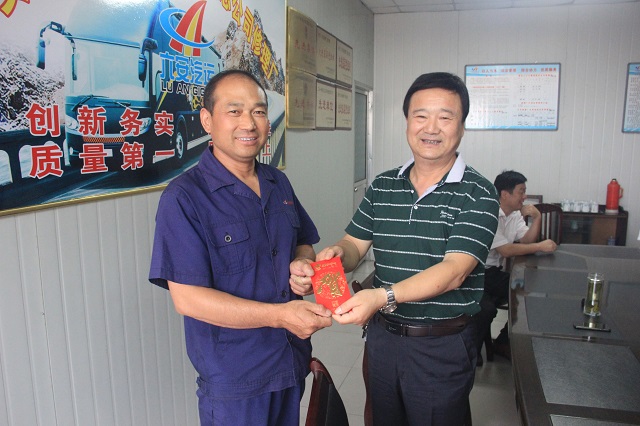 总公司党委开展“七一”走访慰问（wèn）困难党员、老党员活动