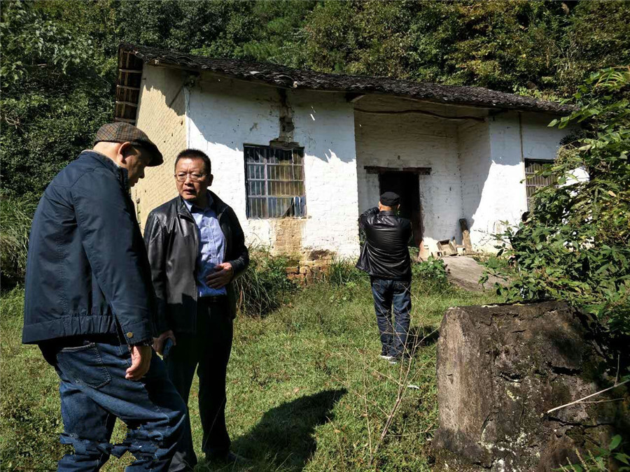 近日,浙商到百里镇考察共和村朱冲口古民居和松泉村三千寺旅游资源.