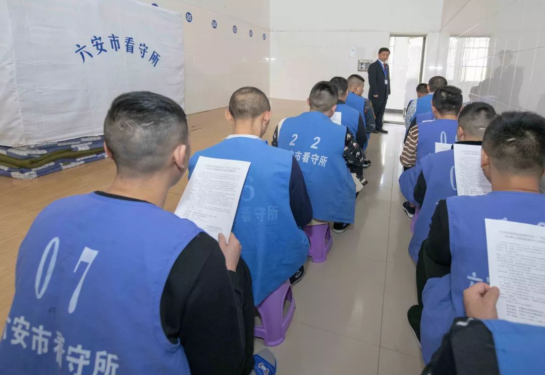 在六安市看守所,该院扫黑办干警向在押,服刑人员宣读了安徽省法院,省