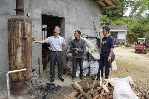 市检察院党组书记,检察长杨开江深入帮扶村走访调研